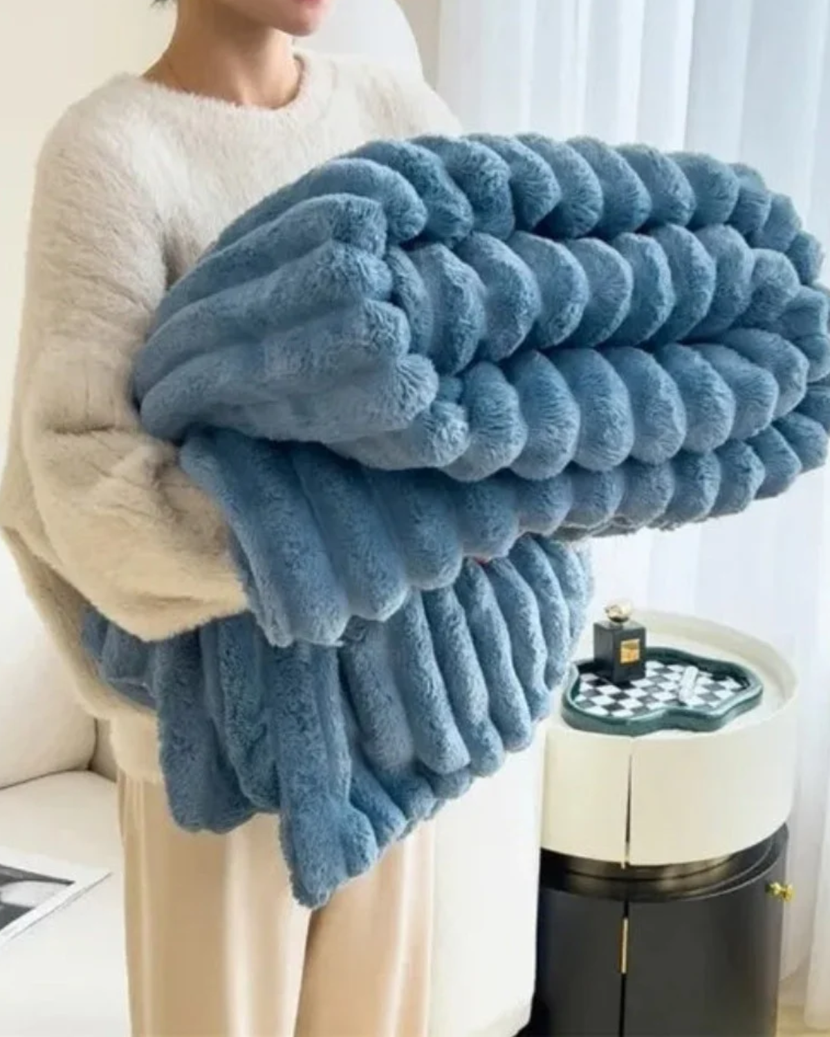 Veloura – Luxe Plush Blanket with Elegant Texture for Warmth & Style