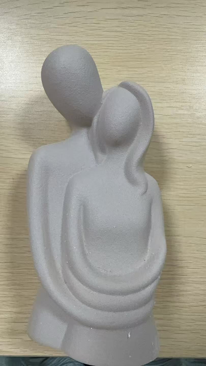 EternaLuxe – Statue en céramique de l'amour éternel avec élégance moderne
