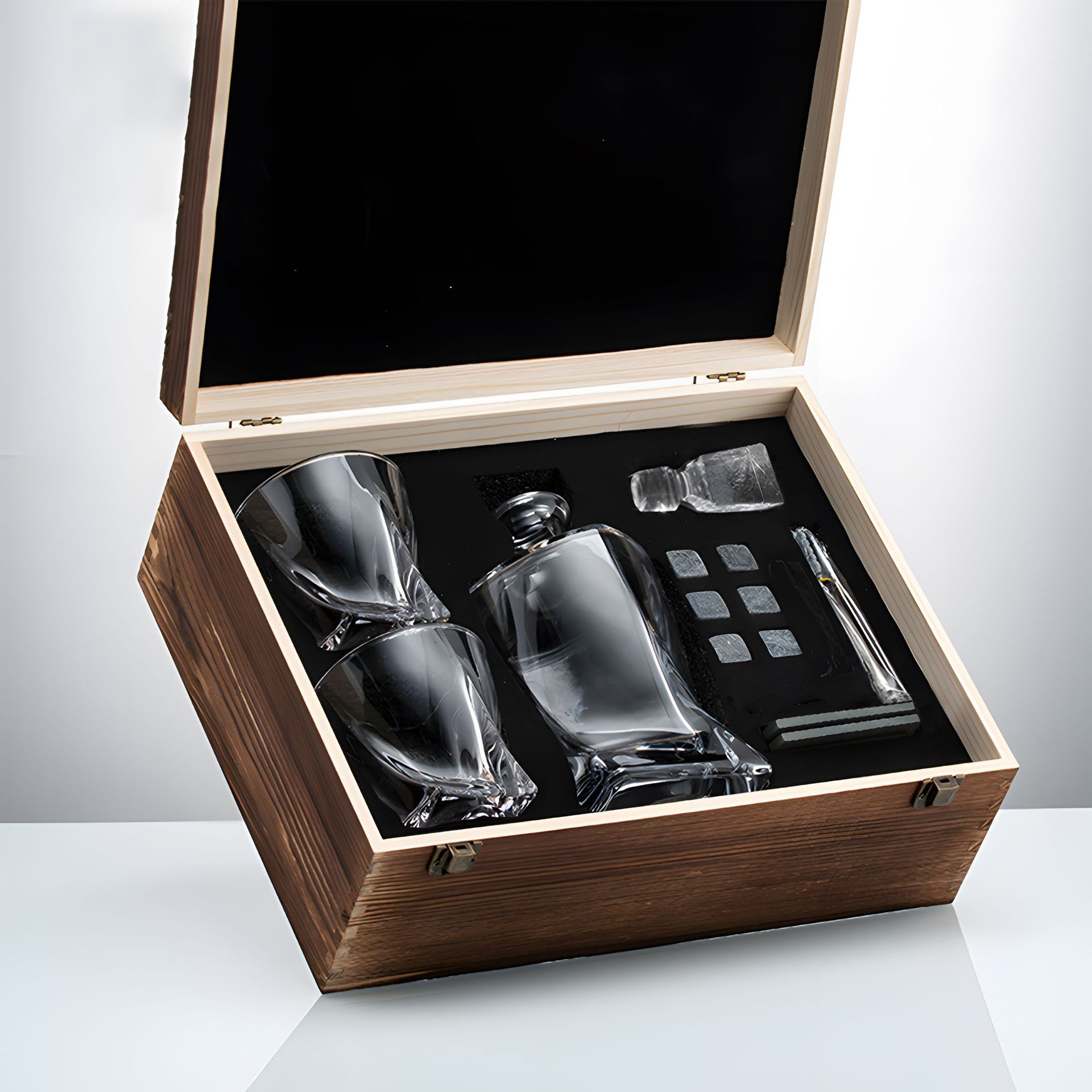 WhiskerLux – Luxury Whiskey Decanter Set with Crystal Decanter and Whiskey Stones
