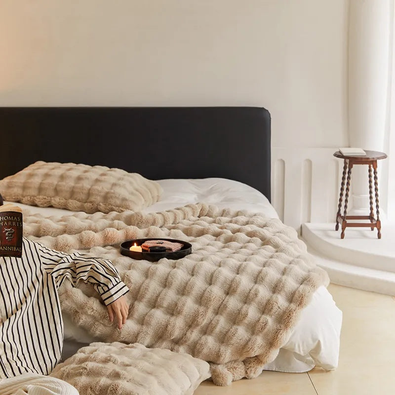 VelvaLuxe – Ultra-Soft Faux-Fur Throw for Pure Coziness