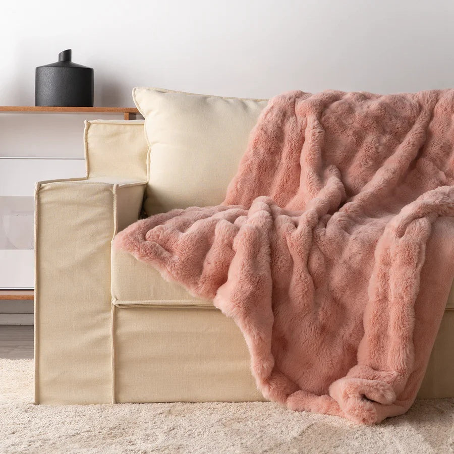 VelvaLuxe – Ultra-Soft Faux-Fur Throw for Pure Coziness