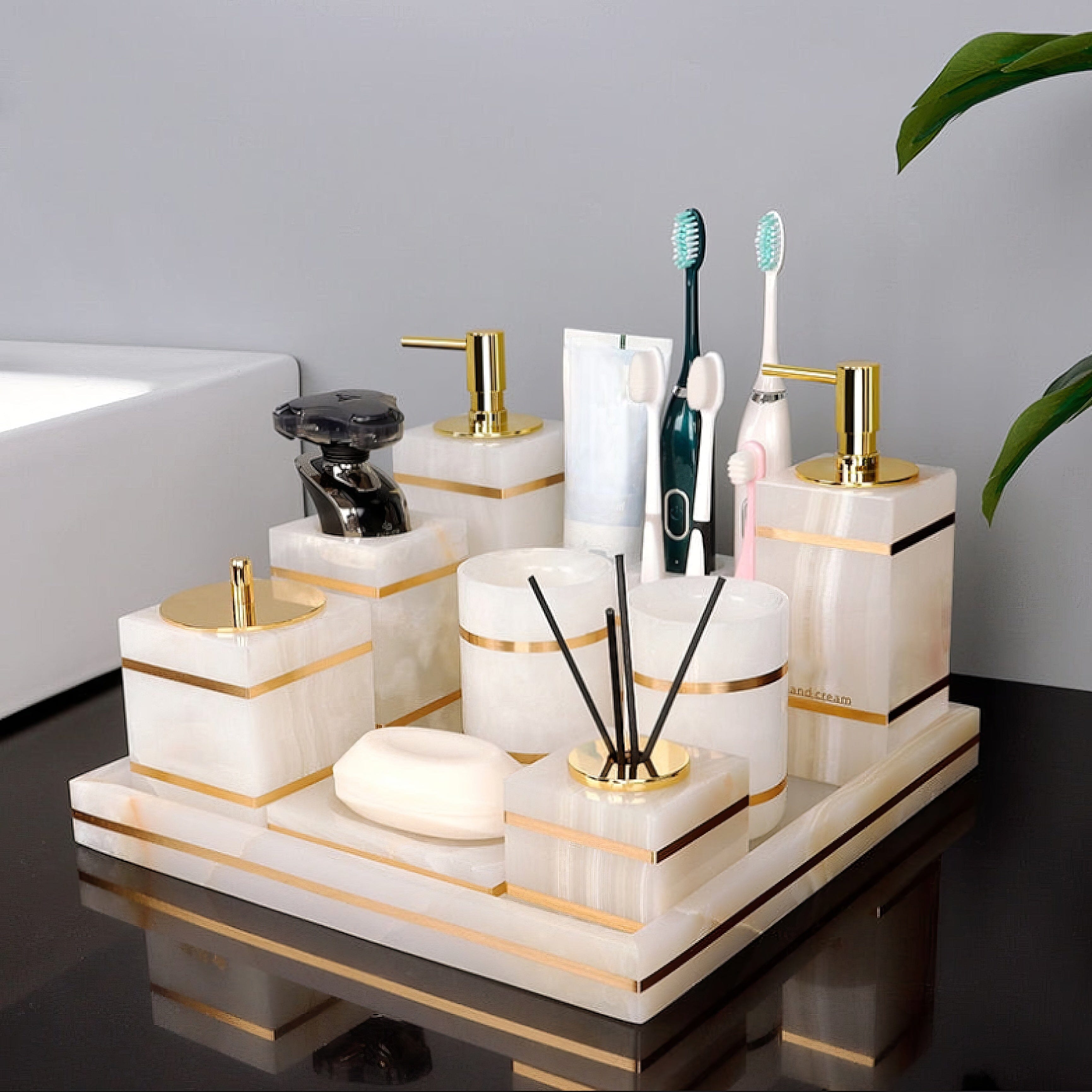 Ensemble de salle de bain aspect marbre en résine avec accents dorés, distributeur de savon, coupelle et gobelet