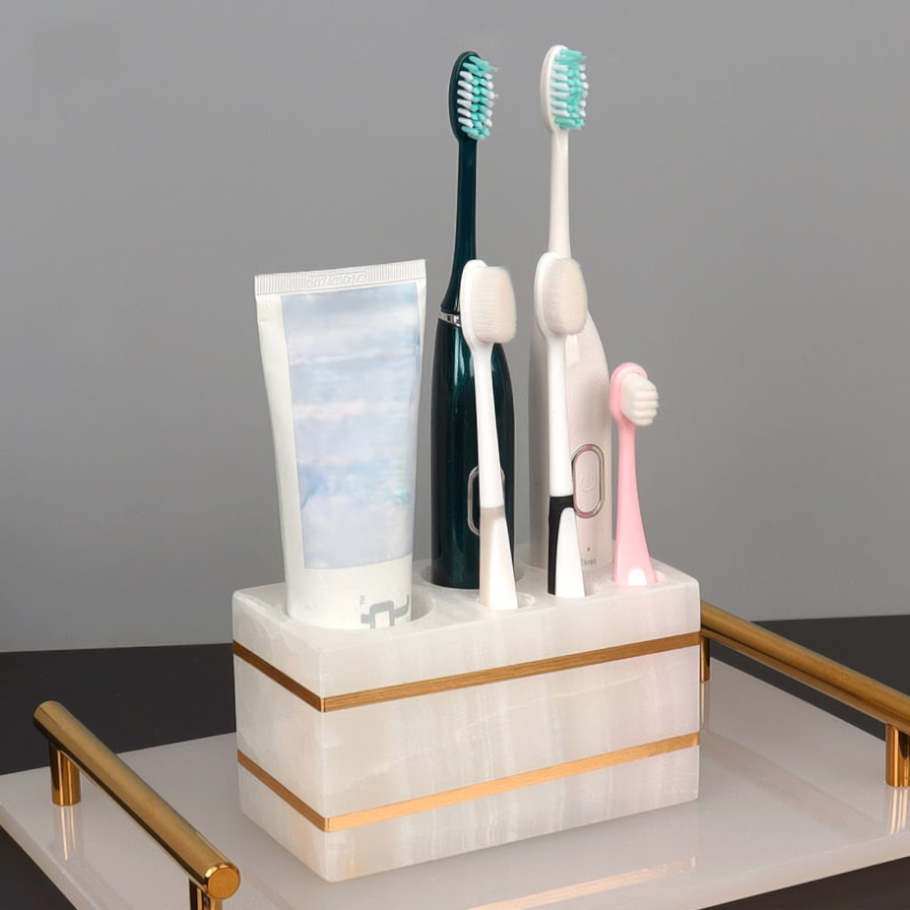 Ensemble de salle de bain aspect marbre en résine avec accents dorés, distributeur de savon, coupelle et gobelet