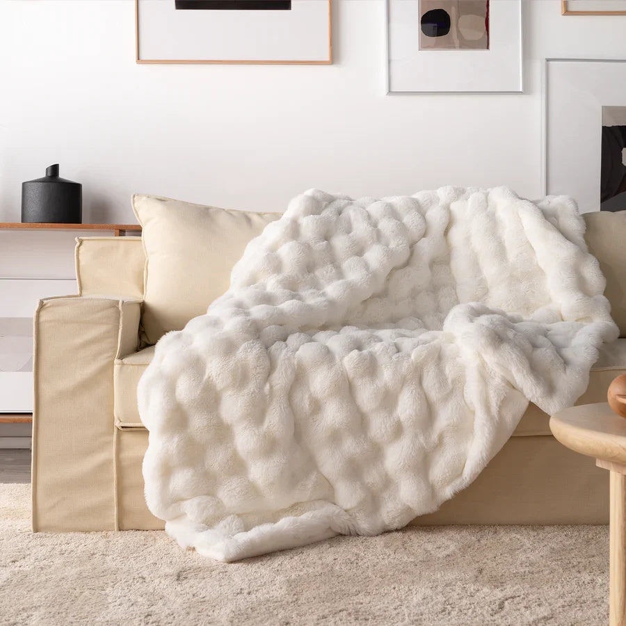VelvaLuxe – Ultra-Soft Faux-Fur Throw for Pure Coziness