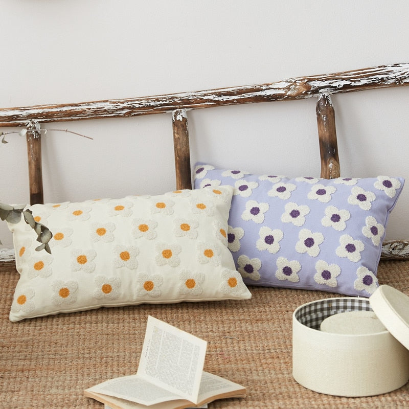 BlossomLuxe – Geborduurde Lumbar Kussenhoes met Speelse Madeliefjes