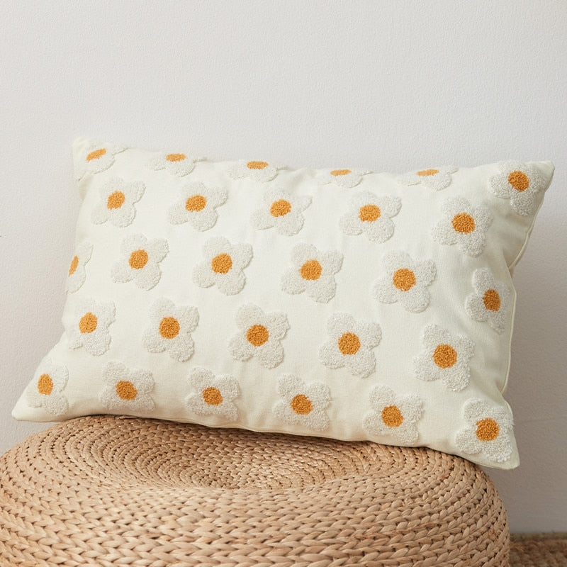 BlossomLuxe – Geborduurde Lumbar Kussenhoes met Speelse Madeliefjes