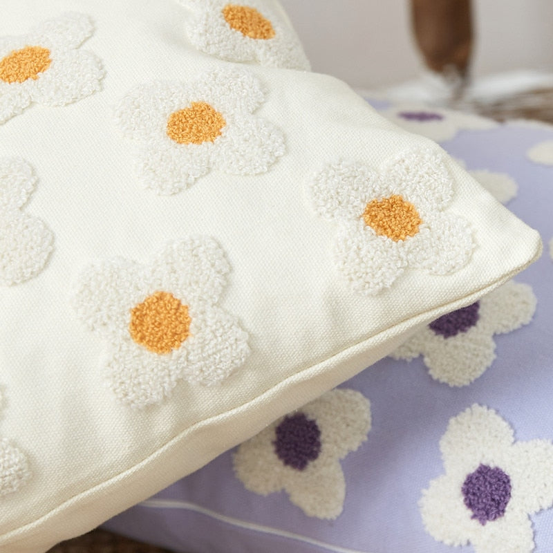 BlossomLuxe – Geborduurde Lumbar Kussenhoes met Speelse Madeliefjes