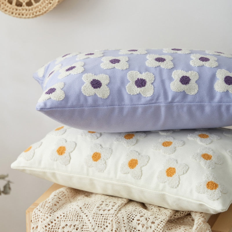 BlossomLuxe – Geborduurde Lumbar Kussenhoes met Speelse Madeliefjes