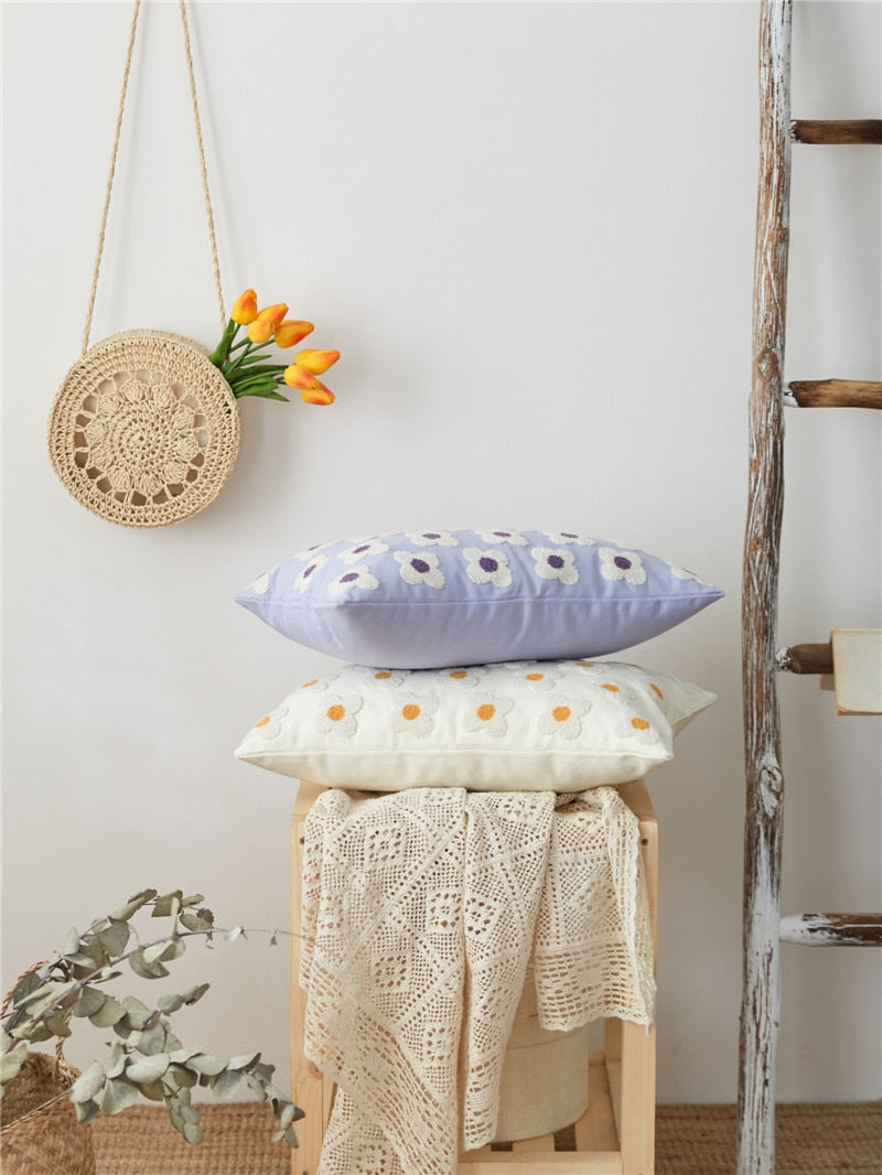 BlossomLuxe – Geborduurde Lumbar Kussenhoes met Speelse Madeliefjes