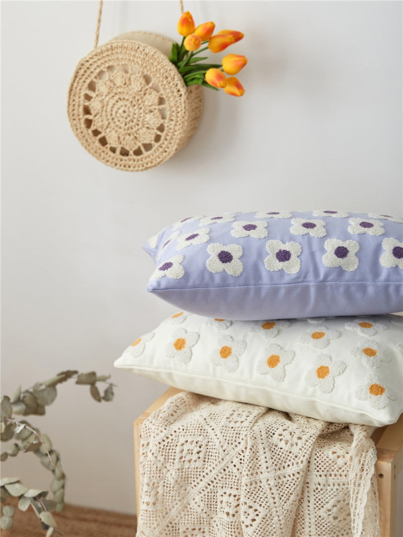 BlossomLuxe – Geborduurde Lumbar Kussenhoes met Speelse Madeliefjes