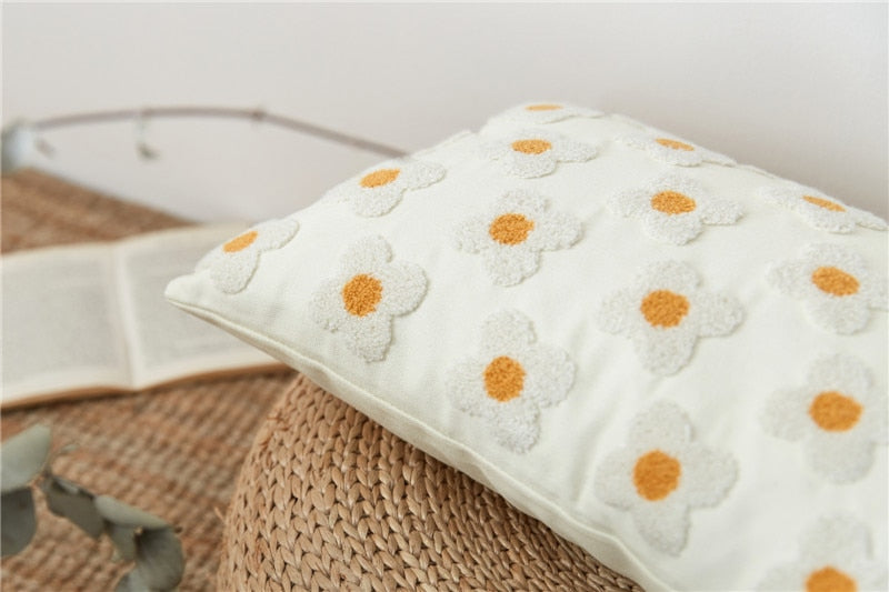 BlossomLuxe – Geborduurde Lumbar Kussenhoes met Speelse Madeliefjes