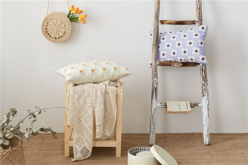 BlossomLuxe – Geborduurde Lumbar Kussenhoes met Speelse Madeliefjes