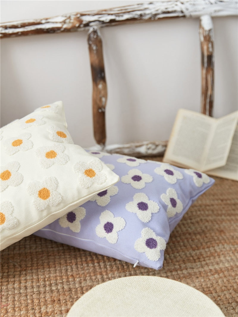 BlossomLuxe – Geborduurde Lumbar Kussenhoes met Speelse Madeliefjes