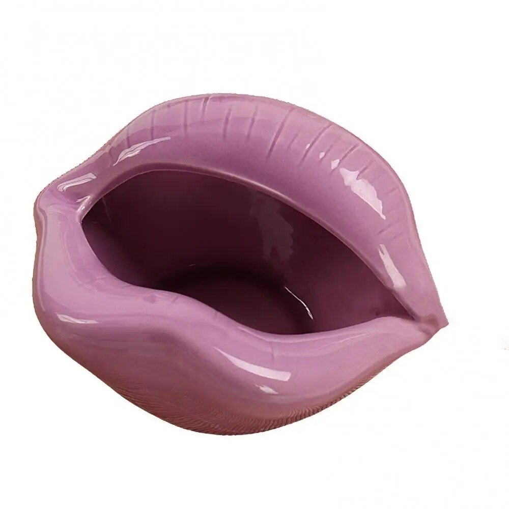 LipArt – Playful Ceramic Ashtray with Creative Design