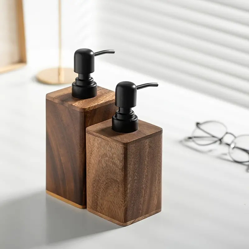 Distributeur rustique de savon et lotion en bois avec pompe noire mate pour salle de bain