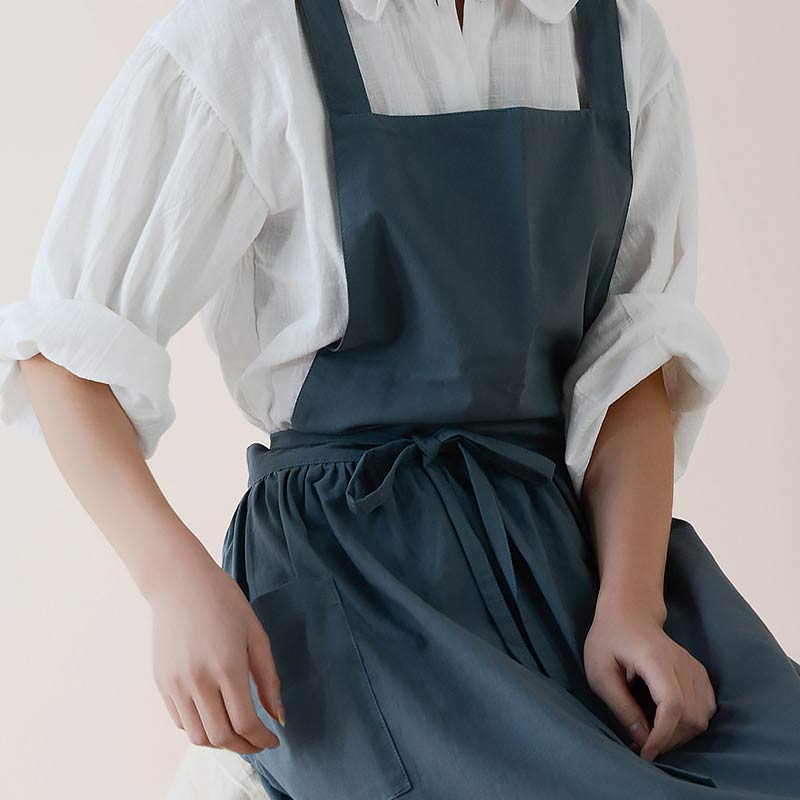 MaisonVire Elegance – Luxury Cotton Kitchen Apron with Cross Straps and Practical Pockets for a Stylish Look