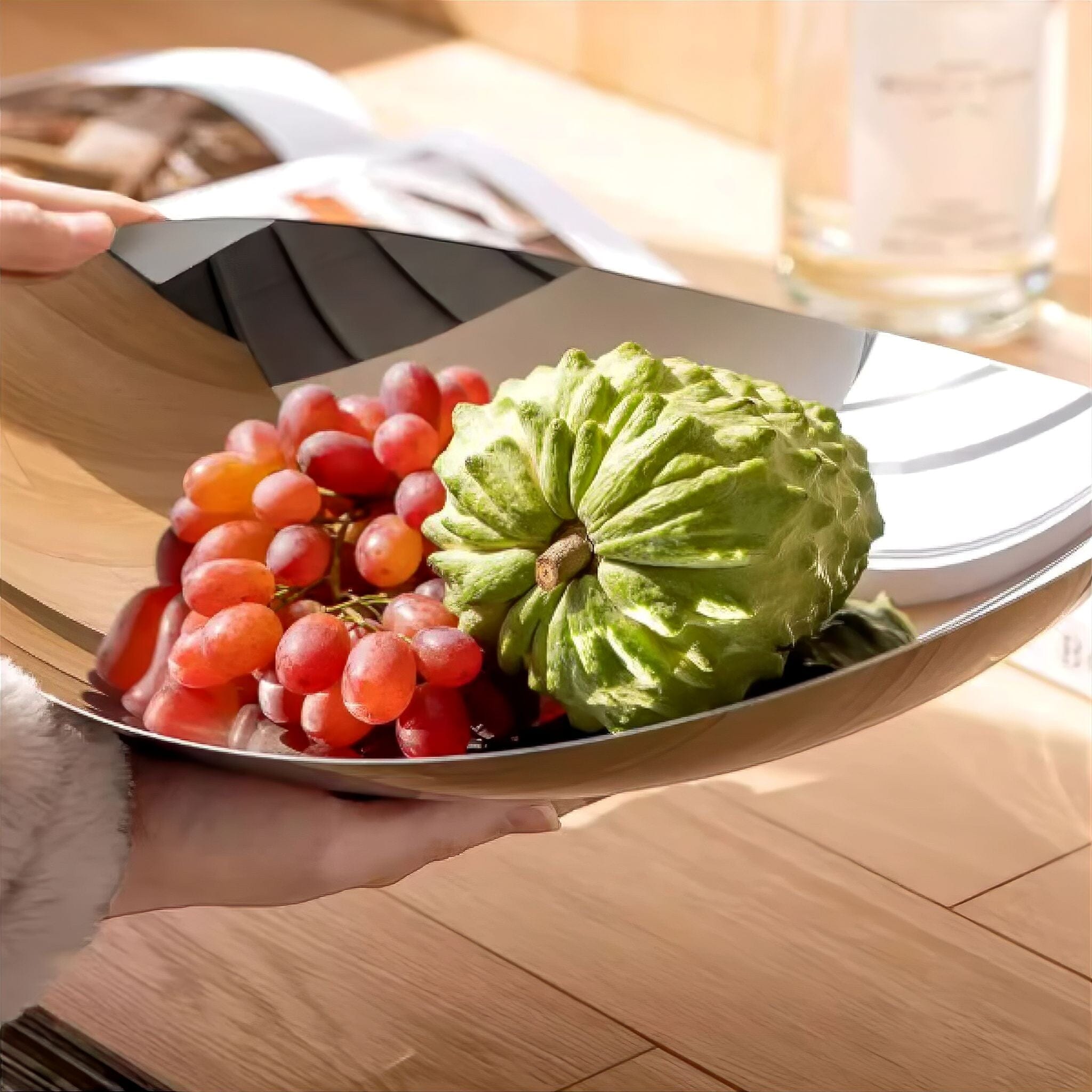 Coupe décorative en métal poli avec bord organique pour fruits ou décoration
