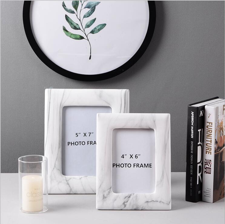 Cadre Photo Moderne Effet Marbre avec Bord Doré pour Présentation sur Table