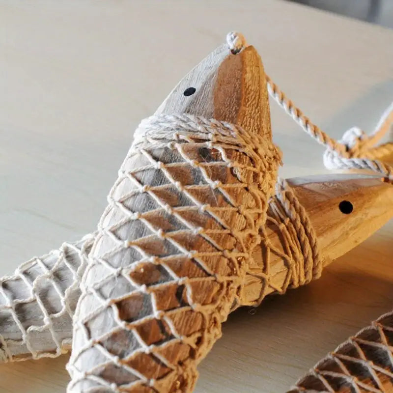 Maritiem Chic – Houten Visbeeldjes met Rustieke Touwdetails