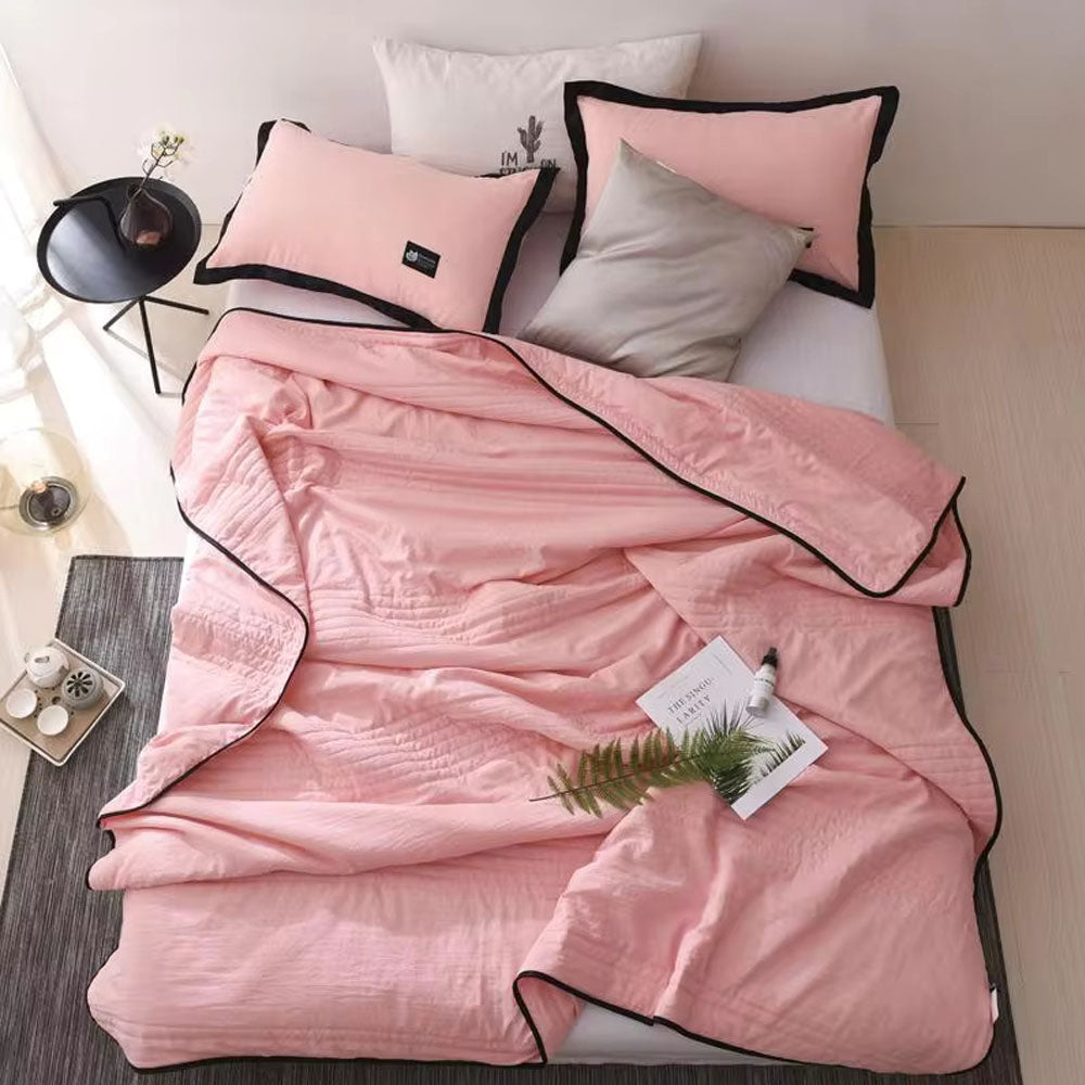 GlacierBreeze – Luxe Cooling Blanket for Ultimate Sleep Comfort