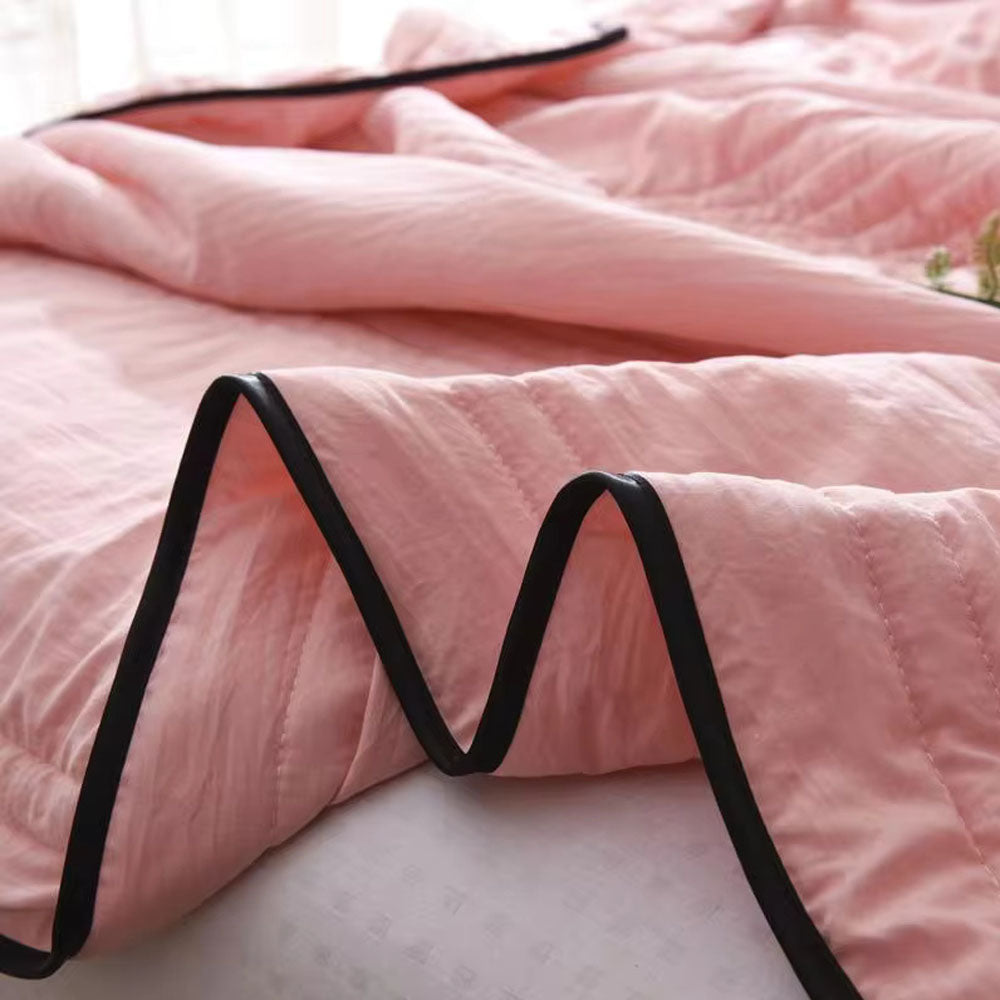 GlacierBreeze – Luxe Cooling Blanket for Ultimate Sleep Comfort
