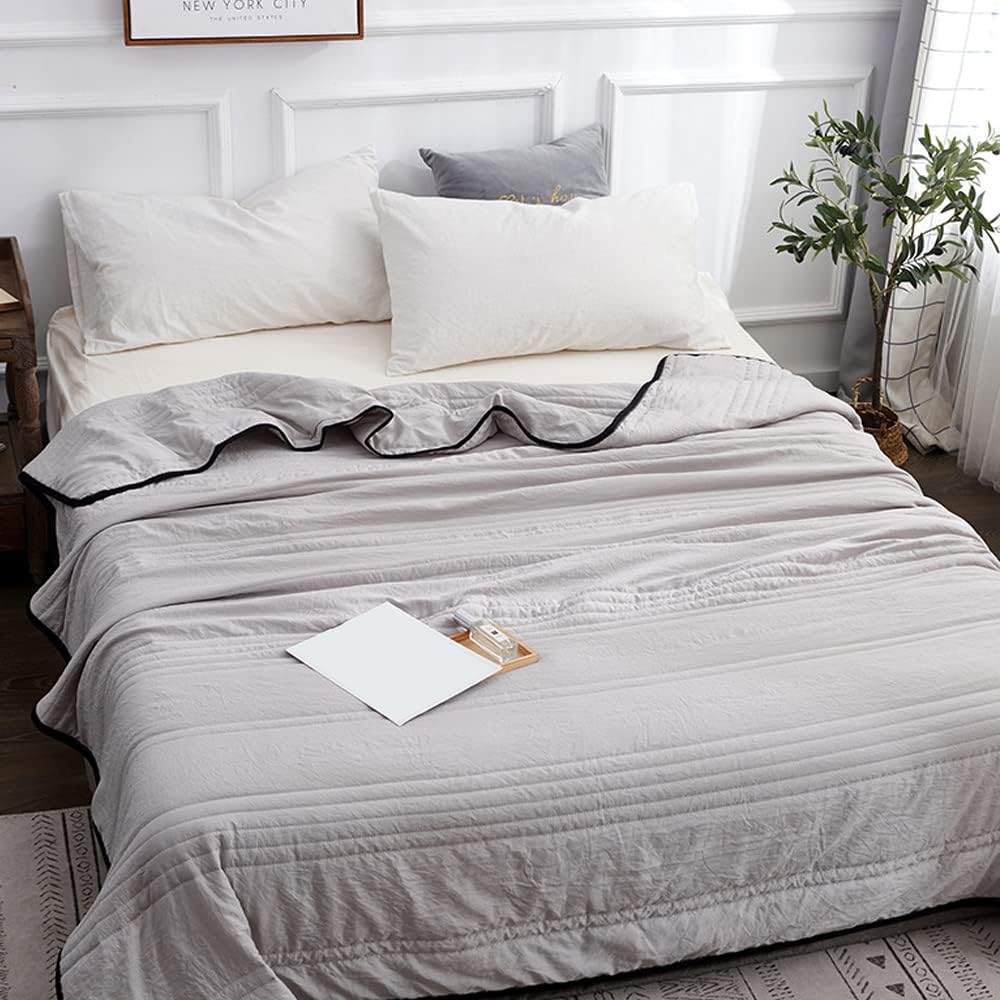 GlacierBreeze – Luxe Cooling Blanket for Ultimate Sleep Comfort