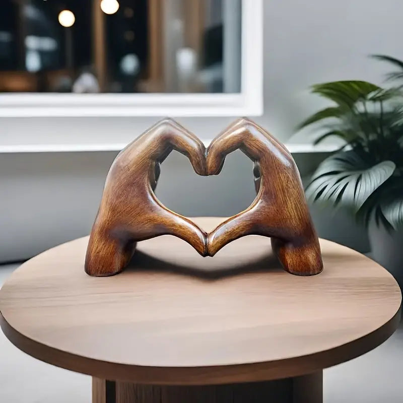 HeartEvoke – Elegant Resin Sculpture for Timeless Romance