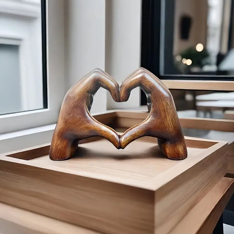 HeartEvoke – Elegant Resin Sculpture for Timeless Romance