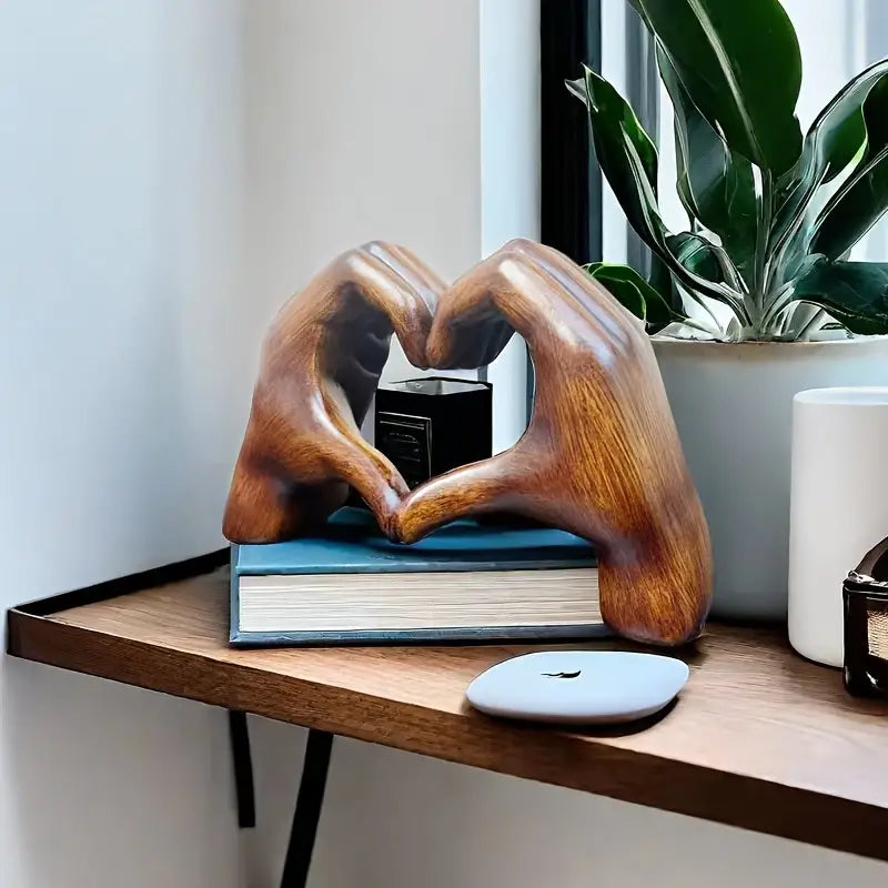 HeartEvoke – Elegant Resin Sculpture for Timeless Romance