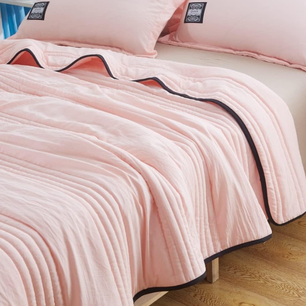 GlacierBreeze – Luxe Cooling Blanket for Ultimate Sleep Comfort