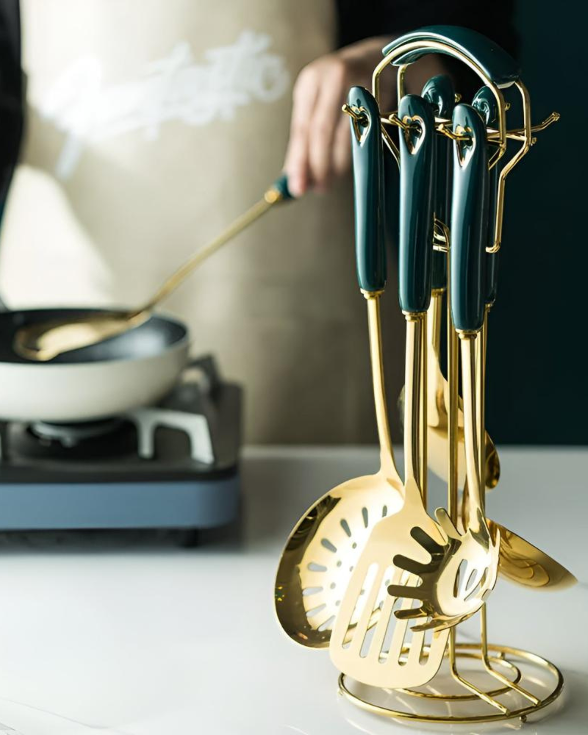 Éclat Gourmet – Luxury Cookware Set with Gold Finish and Elegant Details