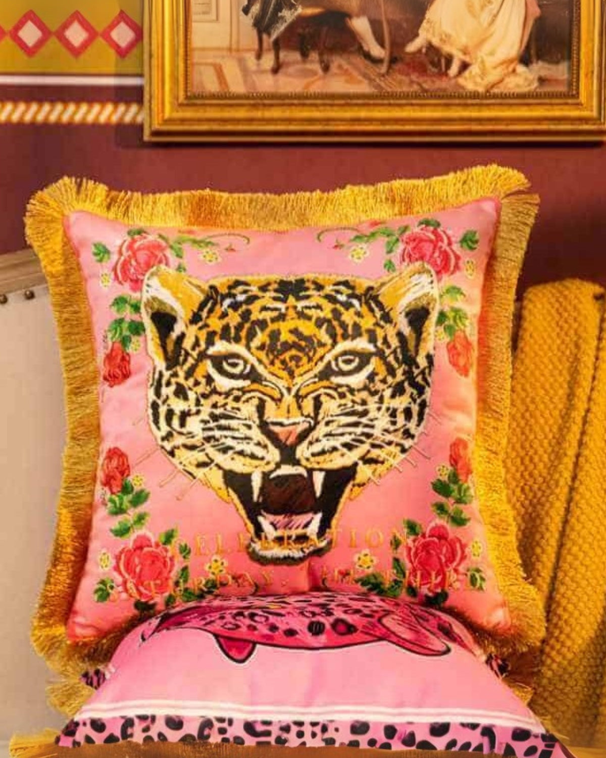 Velvessence – Luxurious Velvet Cushion with Royal Panther Print for Stylish Interior