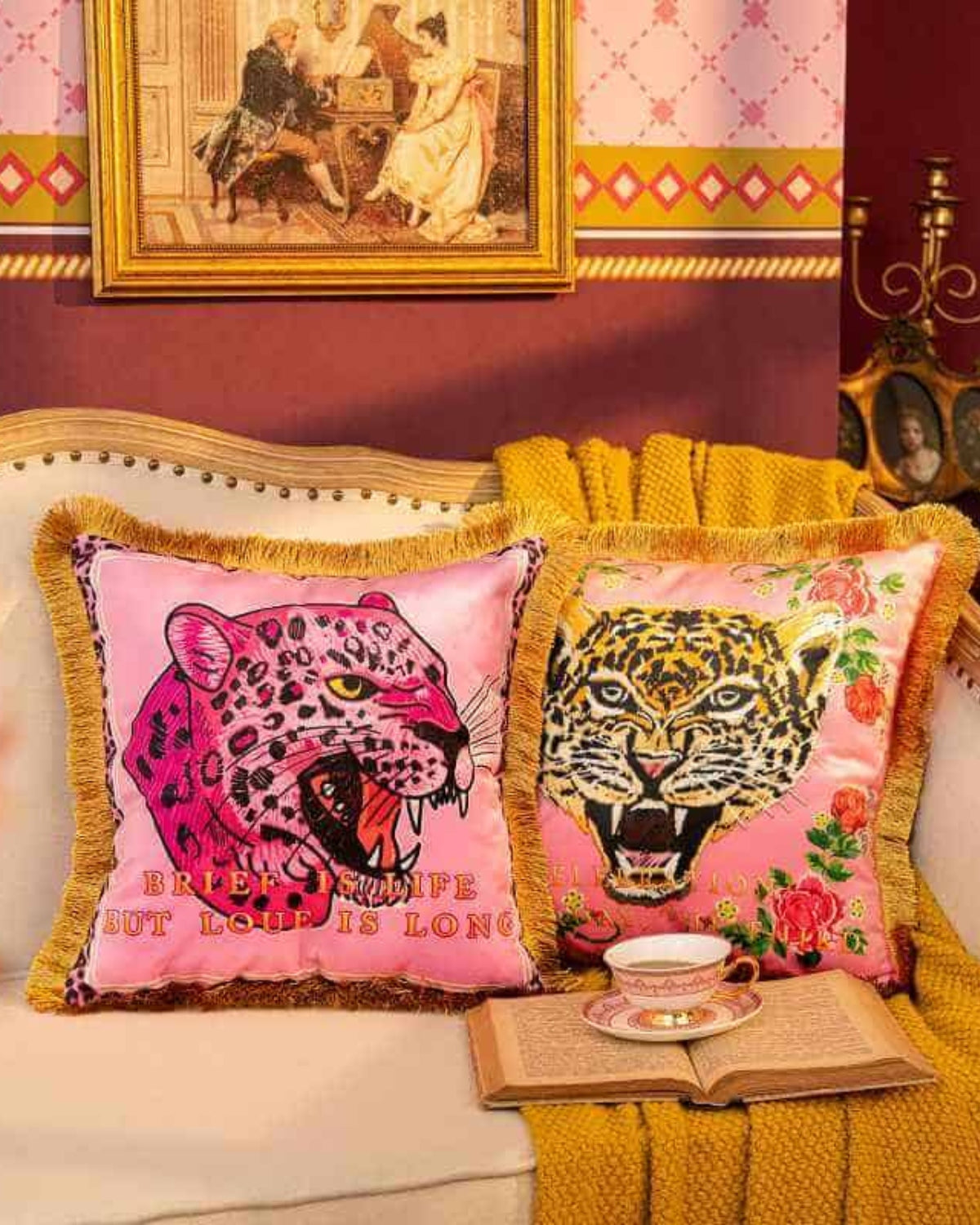 Velvessence – Luxurious Velvet Cushion with Royal Panther Print for Stylish Interior