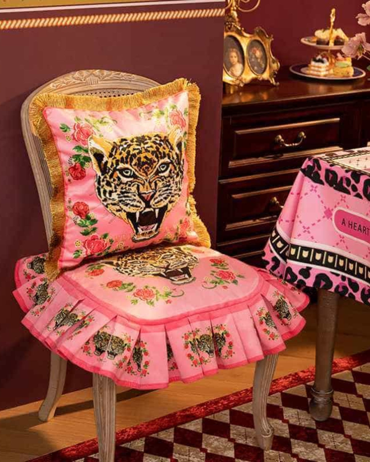 Velvessence – Luxurious Velvet Cushion with Royal Panther Print for Stylish Interior