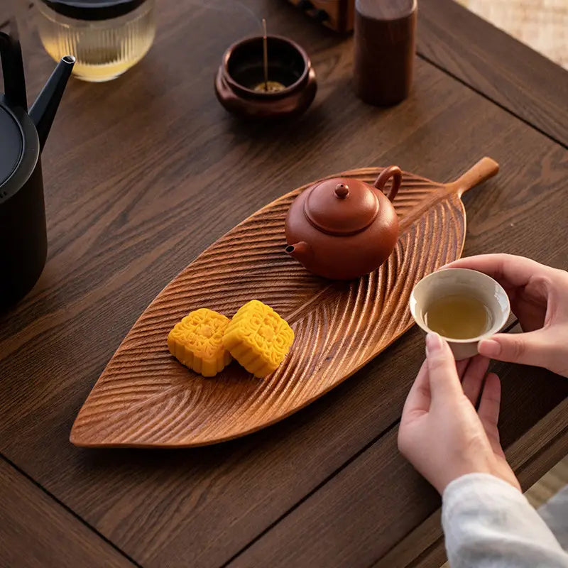 LeafLuxe Wooden Serving Platter – Organic Design for a Stylish Table Setting