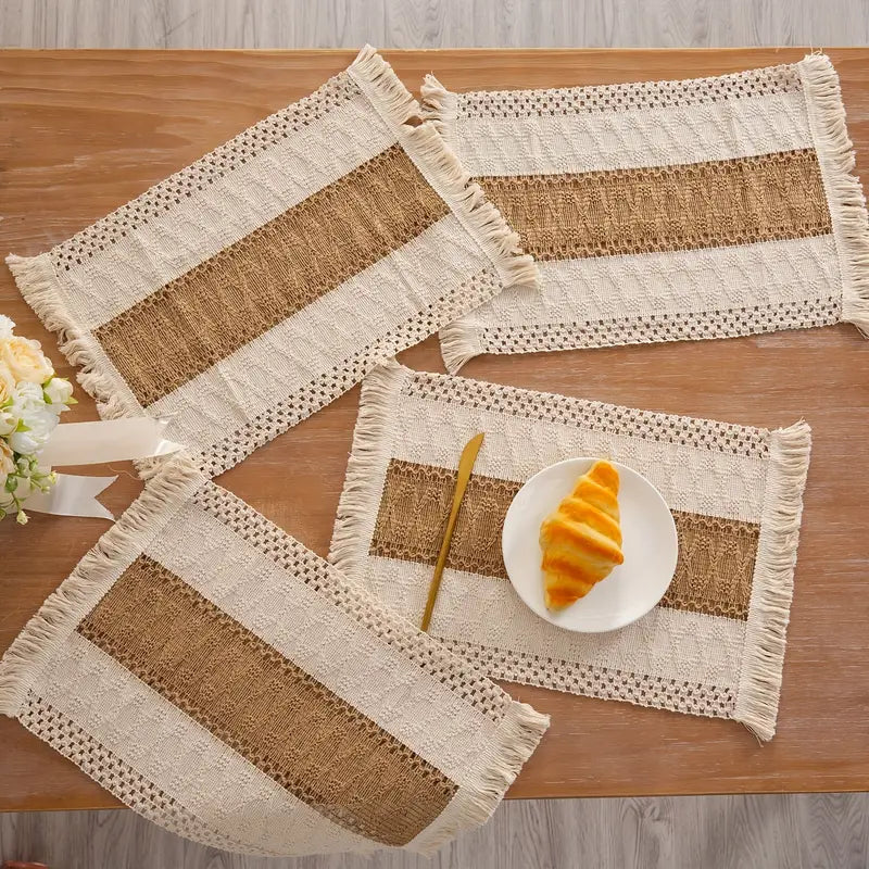 Set de quatre sets de table bohèmes avec insert en jute et franges pour table à manger