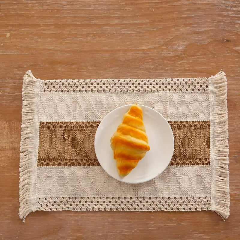 Set de quatre sets de table bohèmes avec insert en jute et franges pour table à manger
