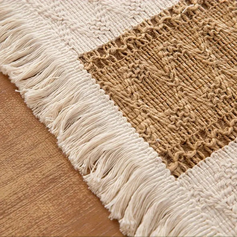Set de quatre sets de table bohèmes avec insert en jute et franges pour table à manger