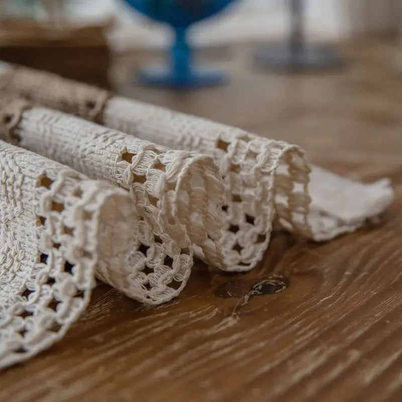 Set de quatre sets de table bohèmes avec insert en jute et franges pour table à manger