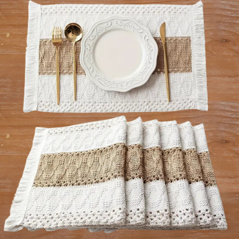Set de quatre sets de table bohèmes avec insert en jute et franges pour table à manger