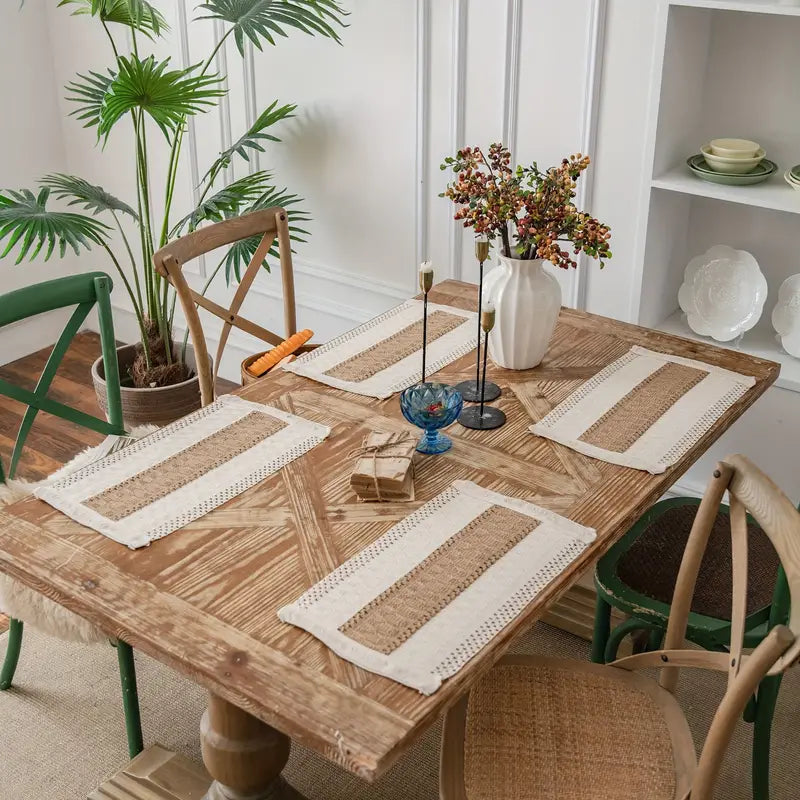 Set de quatre sets de table bohèmes avec insert en jute et franges pour table à manger