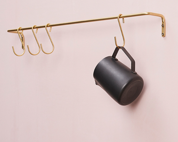 EnzaRail – Elegant Wall Bracket with Gold Finish and S-Hooks