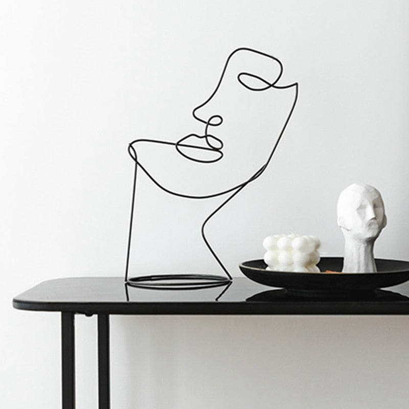ArteLinea – Elegant Metal Wall Decoration with Abstract Line Art for Stylish Interiors