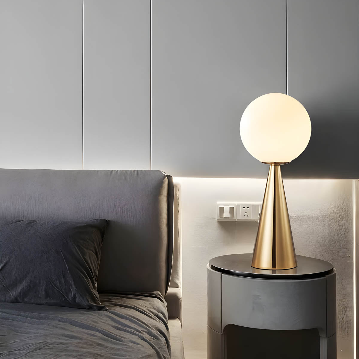 Harmoniq – Luxury Table Lamp with Modern Elegance and Glass Accents