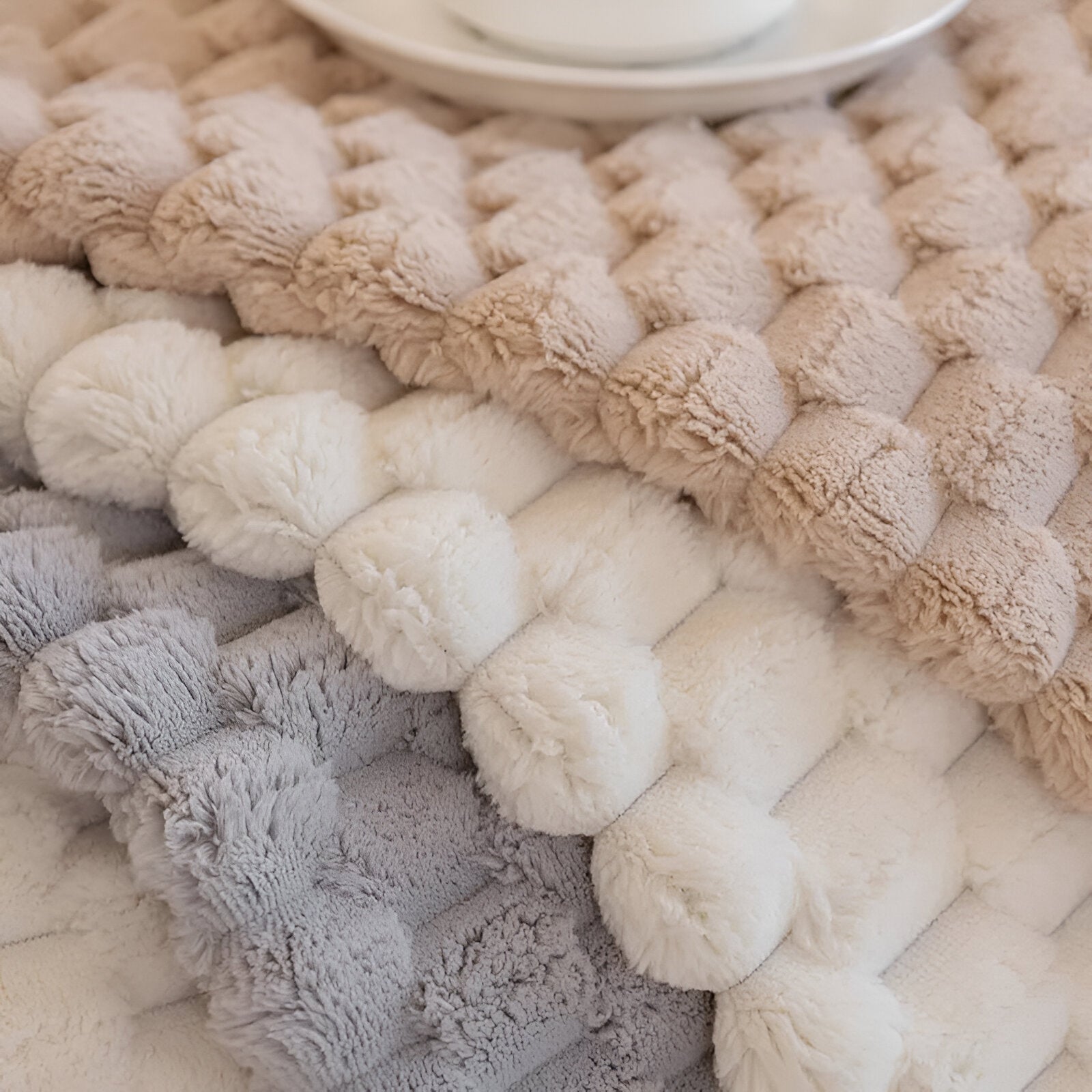 HoneyLuxe – Elegant Non-Slip Cover with Luxury Honeycomb Design