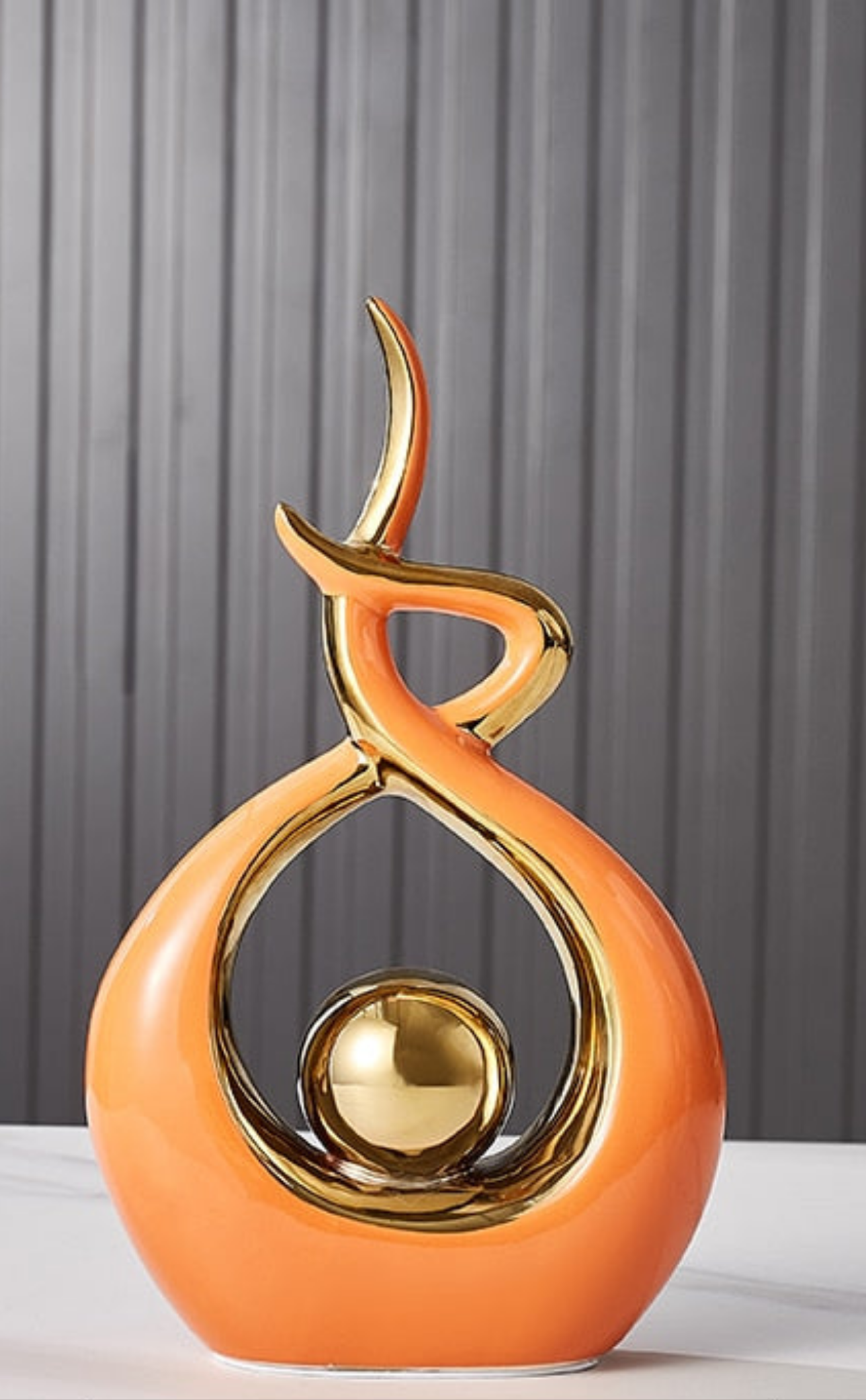 LuxeForm – Abstracte Keramische Sculptuur met Gouden Accenten voor Tijdloze Elegantie