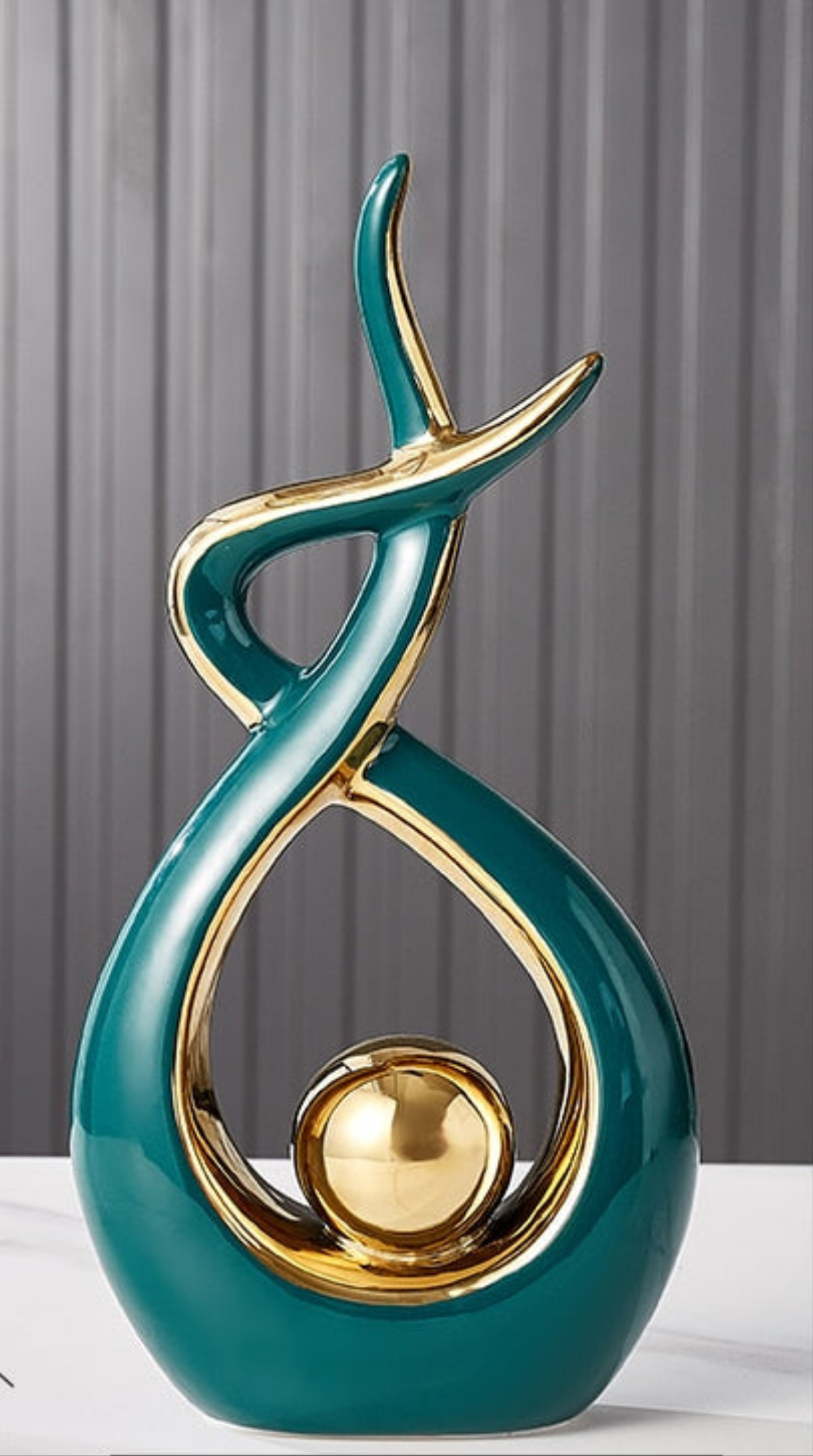 LuxeForm – Abstracte Keramische Sculptuur met Gouden Accenten voor Tijdloze Elegantie