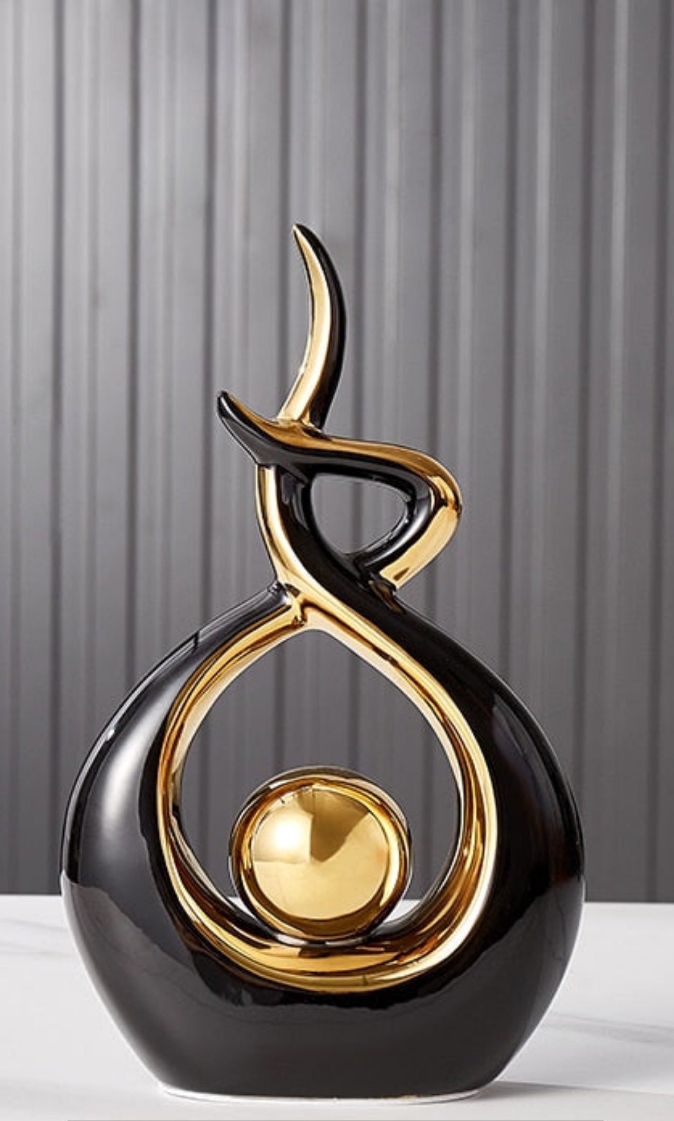 LuxeForm – Abstracte Keramische Sculptuur met Gouden Accenten voor Tijdloze Elegantie