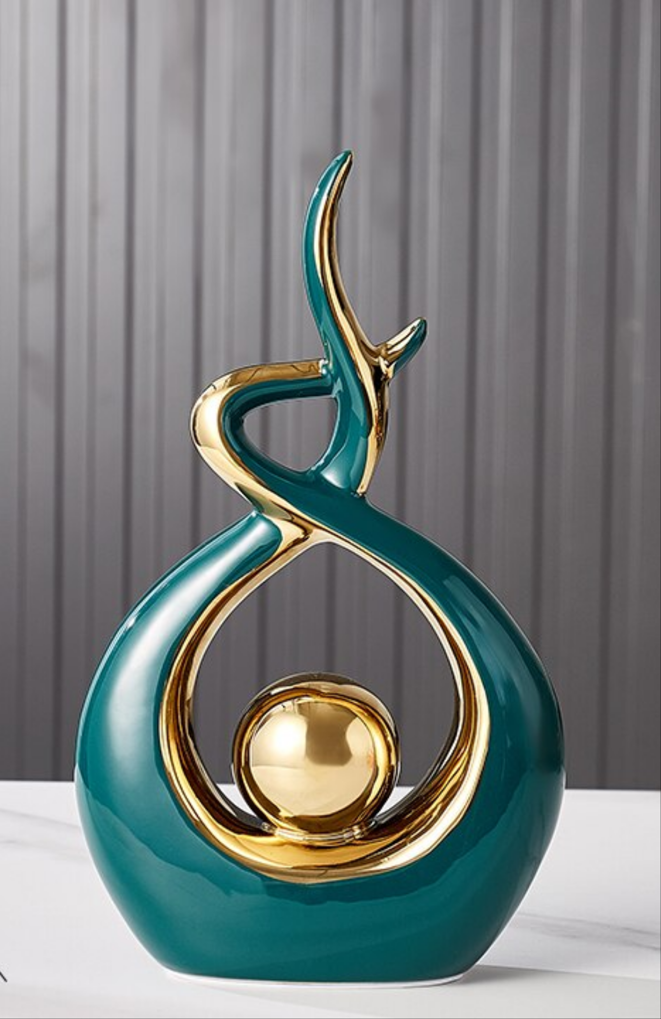 LuxeForm – Abstracte Keramische Sculptuur met Gouden Accenten voor Tijdloze Elegantie