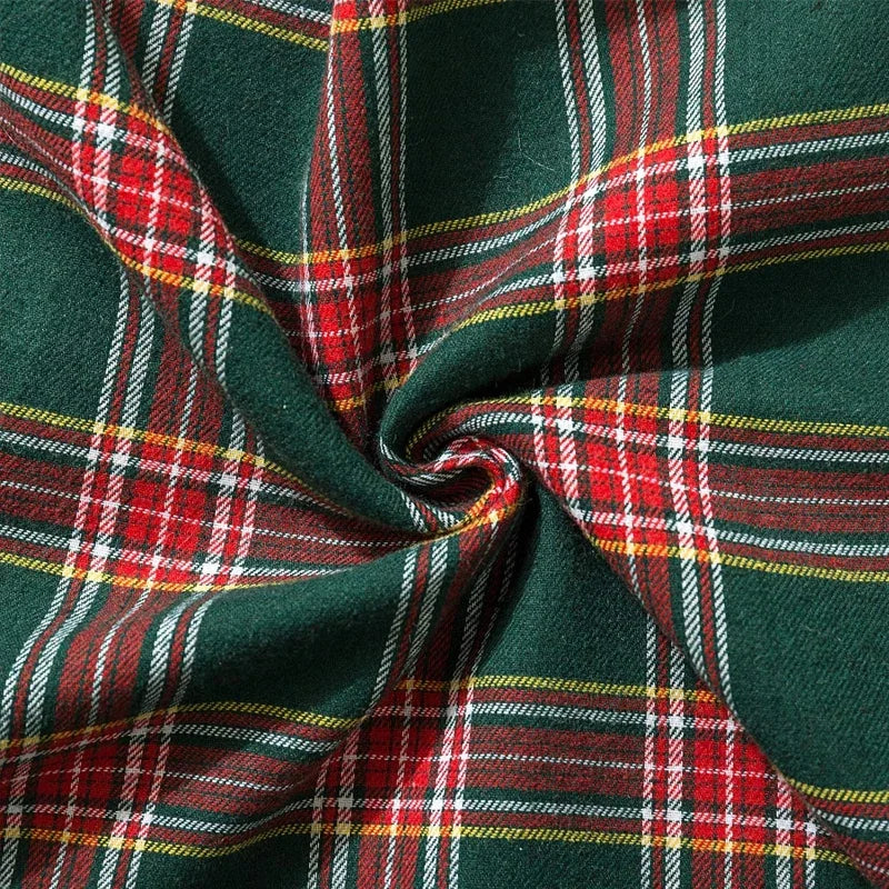 HolidayGlow – Christmas Plaid Cushion Cover with Snowflake Motif for a Magical Interior